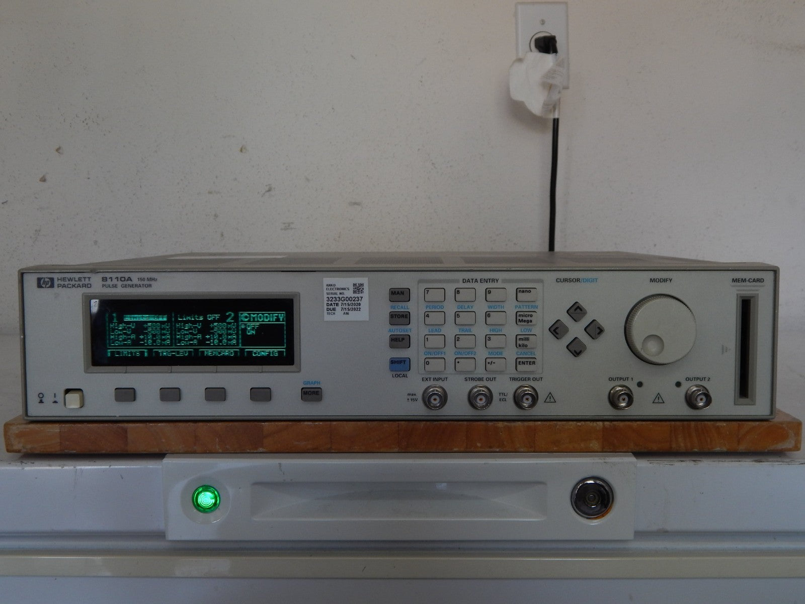 Agilent 8110A Pulse Generator w 2 of 81103A and 81106A (PLL) Agilent 8110A Pulse Generator w 2 of 81103A and 81106A (PLL)